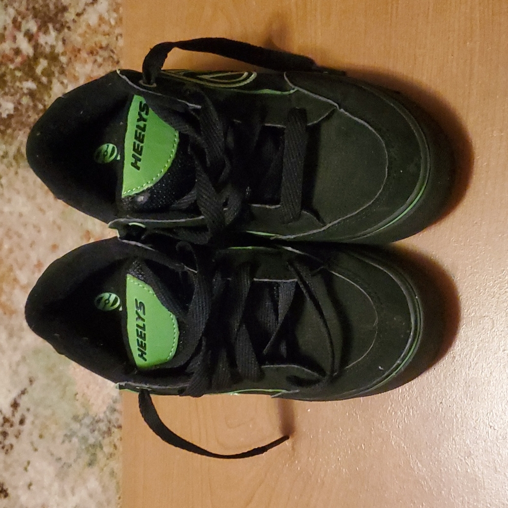 Youth skate shoes